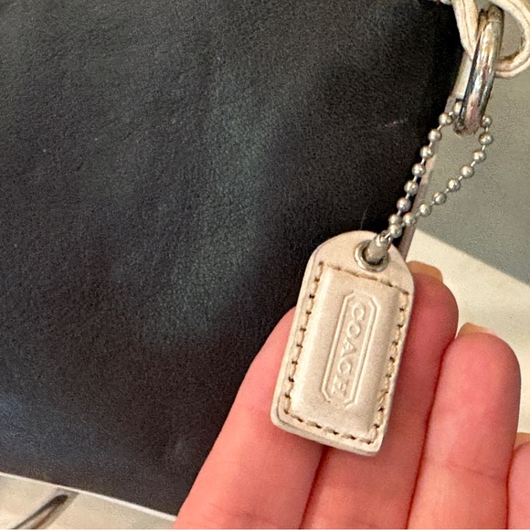 Cute b/w Coach wristlet EUC - Picture 5 of 6